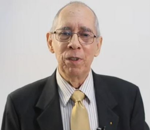El Dr. Miguel A. Cedeño conversa con el Dr. Alejandro Cantón-Dutari, pionero de la sexología humana en Panamá