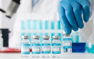 Agencia Europea de Medicamentos pide apuntar a nueva variante JN.1 al actualizar vacuna COVID-19