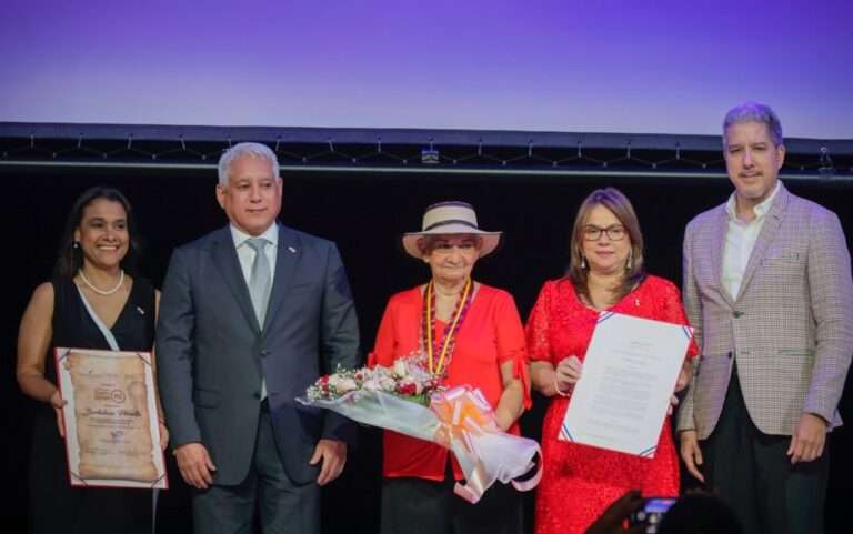 Bertalicia Peralta recibe la Condecoración Rogelio Sinán