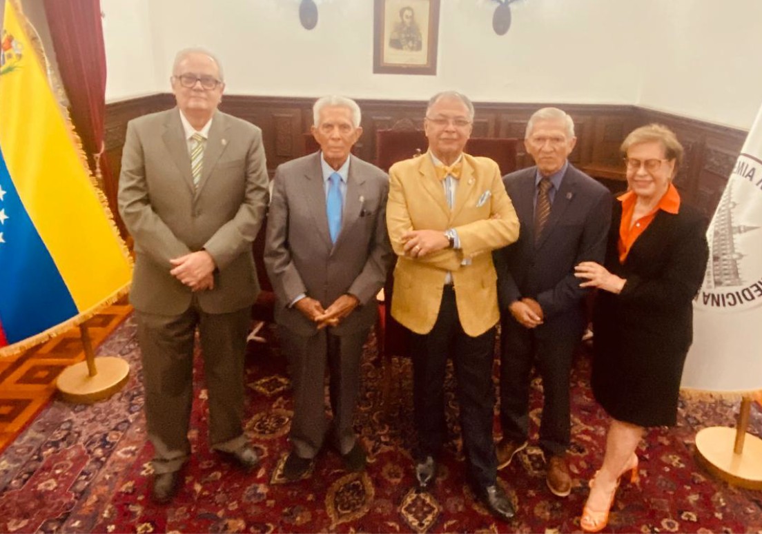 Junta Directiva saliente. De izquierda a derecha: Dr. José Manuel de Abreu( tesorero), Dr.Felipe Martin Piñate(vicepresidente), Dr. Urbina Medina (Presidente), Dr. Andrés Soyano (secretario) y Dra. Enriqueta Sileo (bibliotecaria)