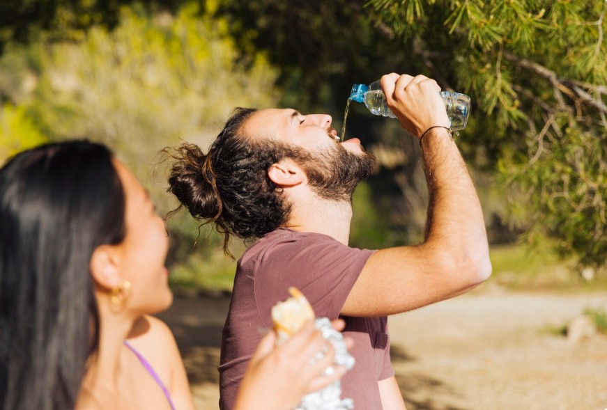 gente tomando agua