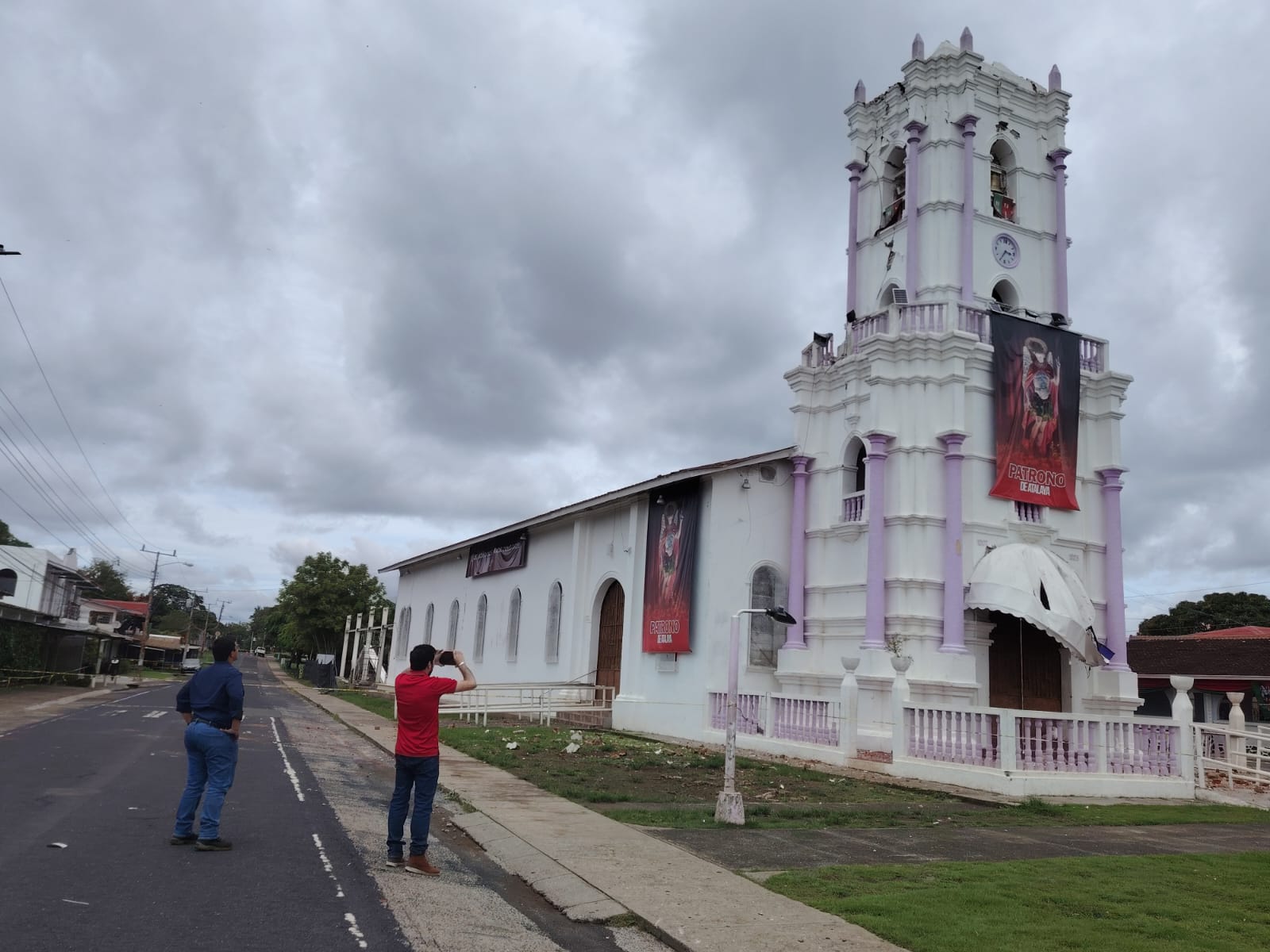 Recoleccion de evidencia en la Basilica Menor Jesus Mazareno de Atalaya, por Dr. Luis Pinzon y Lisandro Franceschi